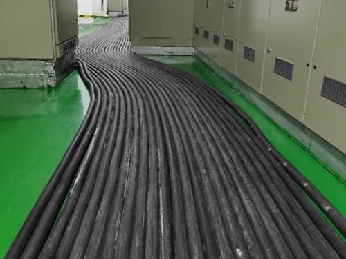 赤坎如何根据理论计算公式计算温度对特定电压测量结果的影响？